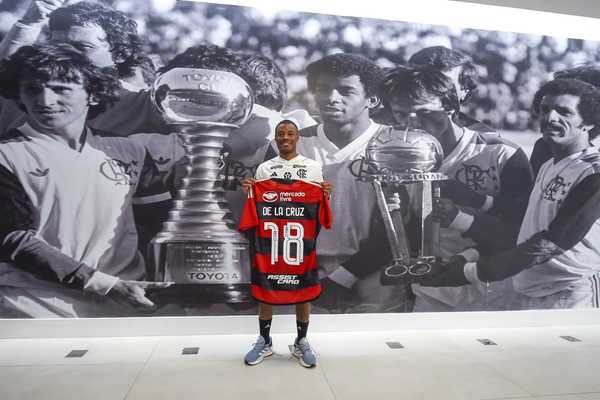 De La Cruz vestirá a 18 do Flamengo, número que usou em sua estreia no futebol profissional