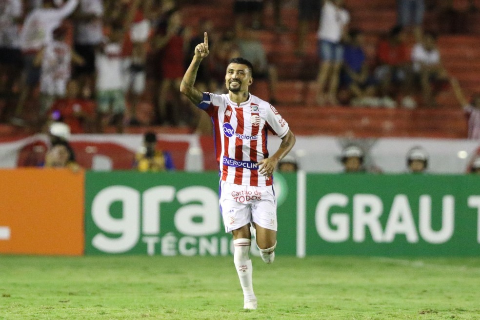 Kieza comemora seu gol contra o Londrina — Foto: Marlon Costa/Pernambuco Press