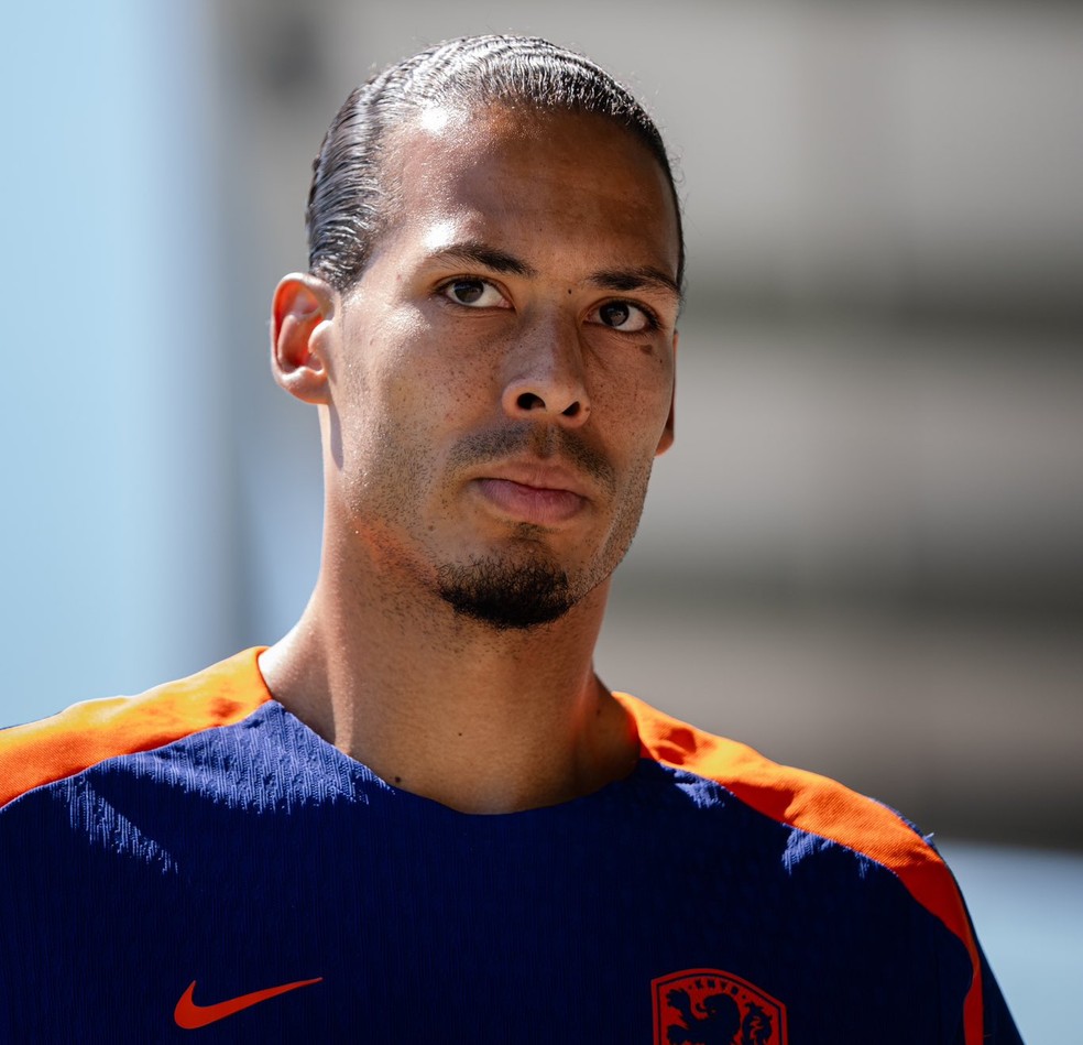 Van Dijk em treino da Holanda antes de enfrentar a Inglaterra na Eurocopa — Foto: Divulgação