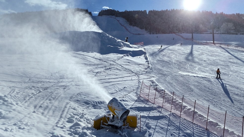 Canhão de neve artificial é utilizado em área dos Jogos de Inverno Milão-Cortina 2026 — Foto: Claudia Greco/File Photo/Reuters
