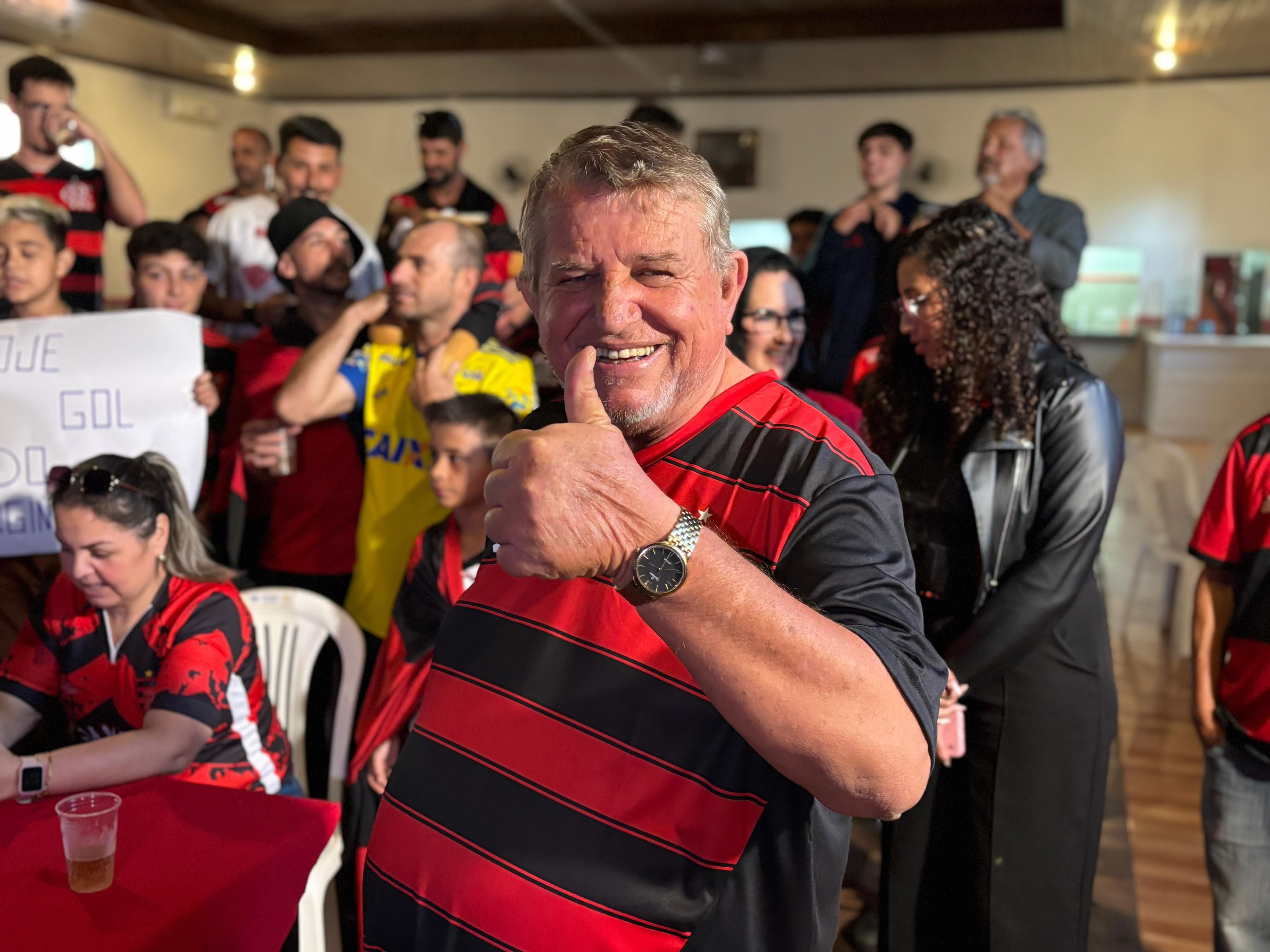 Vascaíno torce para Flamengo, pai de Jorginho veste camisa do rival enquanto espera
