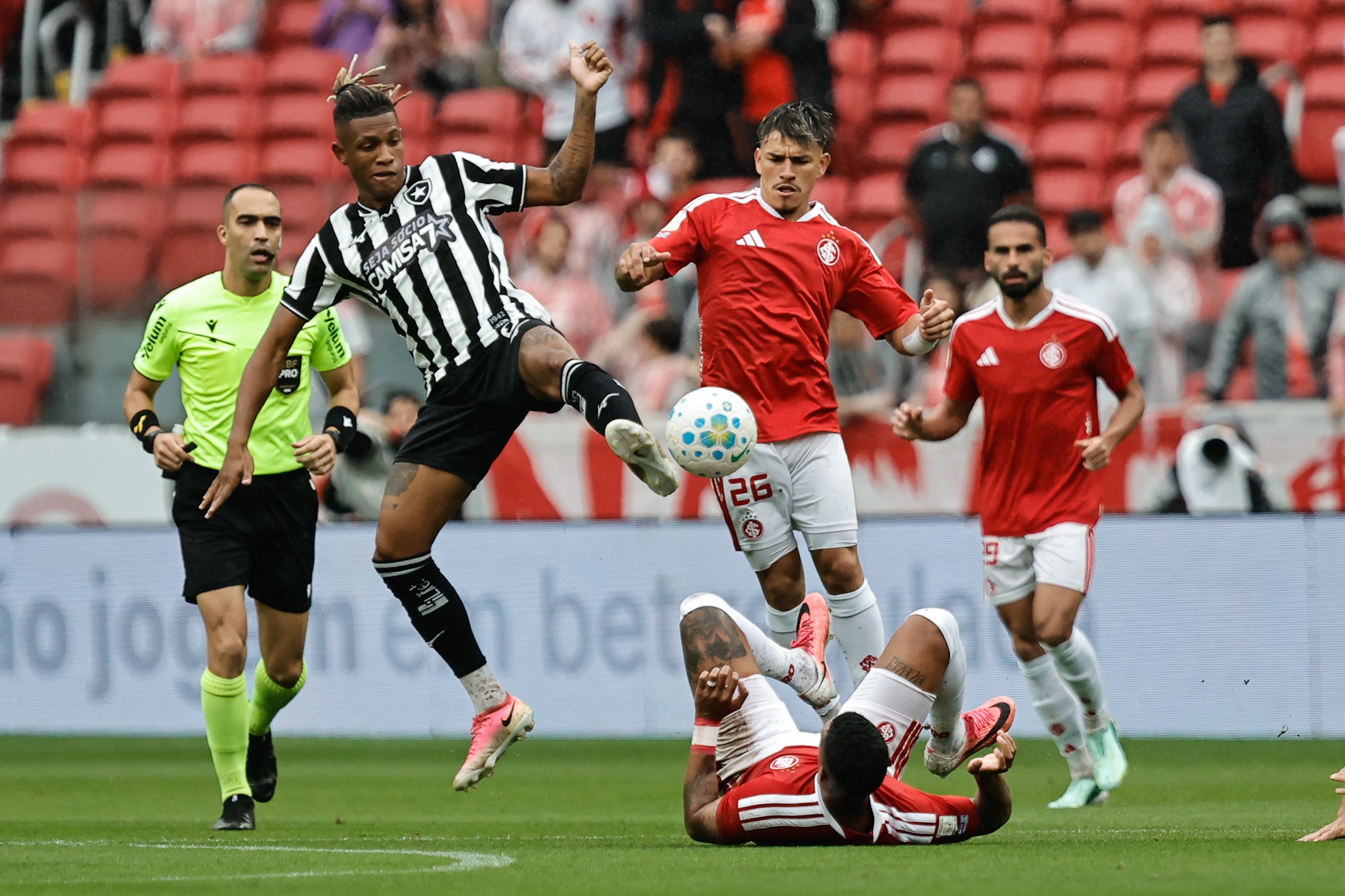 Atuações do Botafogo: Tite, Ferraresi e Allan são os piores em derrota no Beira-Rio; dê suas notas