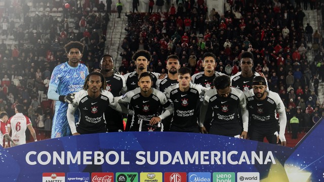 Time posado do Corinthians em jogo contra o Huracán