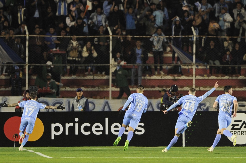 Jogadores do Bolívar comemoram gol do Chico contra o Flamengo na Libertadores — Foto: JORGE BERNAL / AFP
