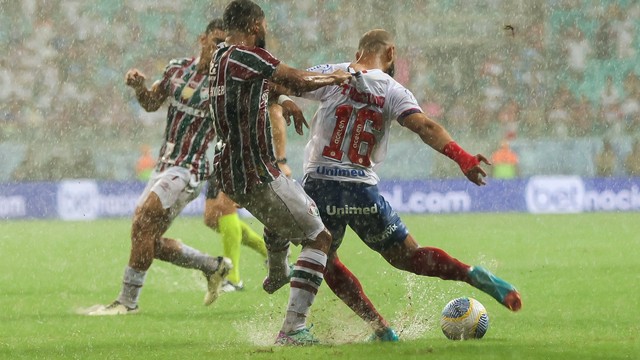 Bahia x Fluminense foi paralisado aos 17 minutos por causa da forte chuva