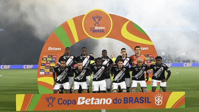 Time posado do Vasco para o jogo contra o Fluminense na semifinal da Copa do Brasil