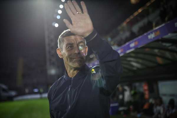 Grêmio aguarda desfecho de negociação com Pedro Caixinha