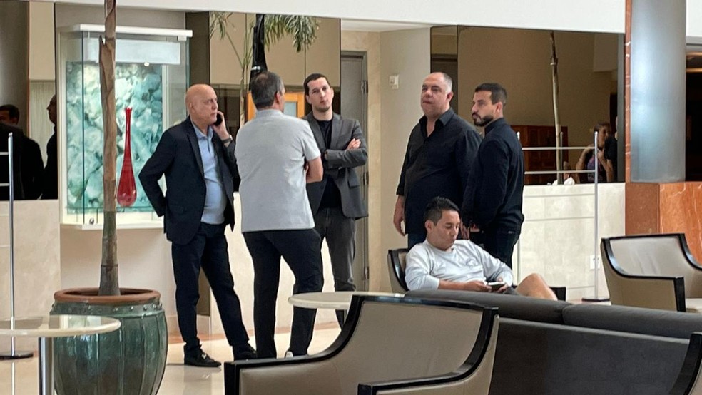 Staff de Tite se reúne com Flamengo em hotel antes da chegada do técnico — Foto: Fred Gomes / ge