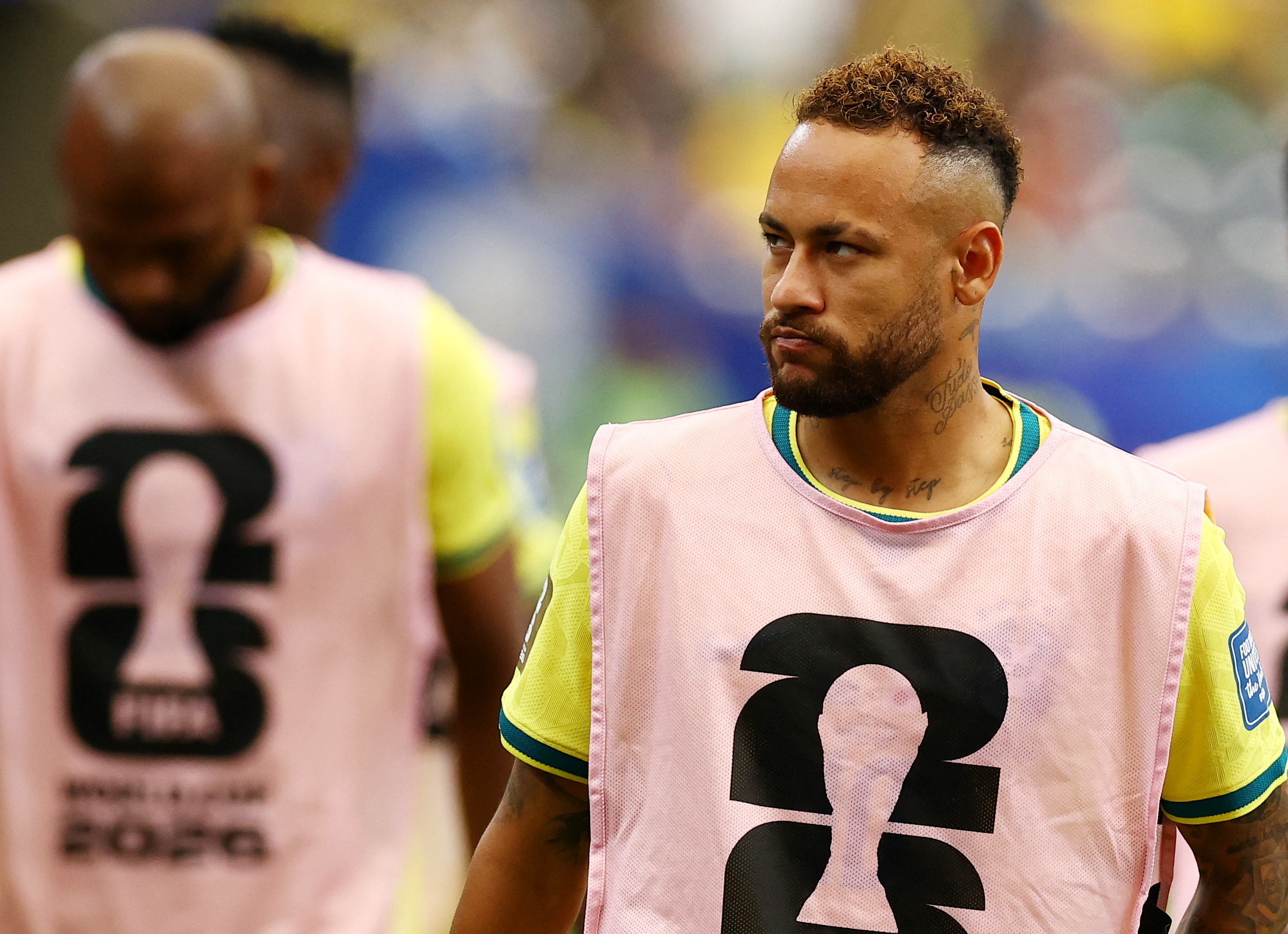 Ator de Arrow ignora mensagem de Neymar por oito anos e viraliza na internet
