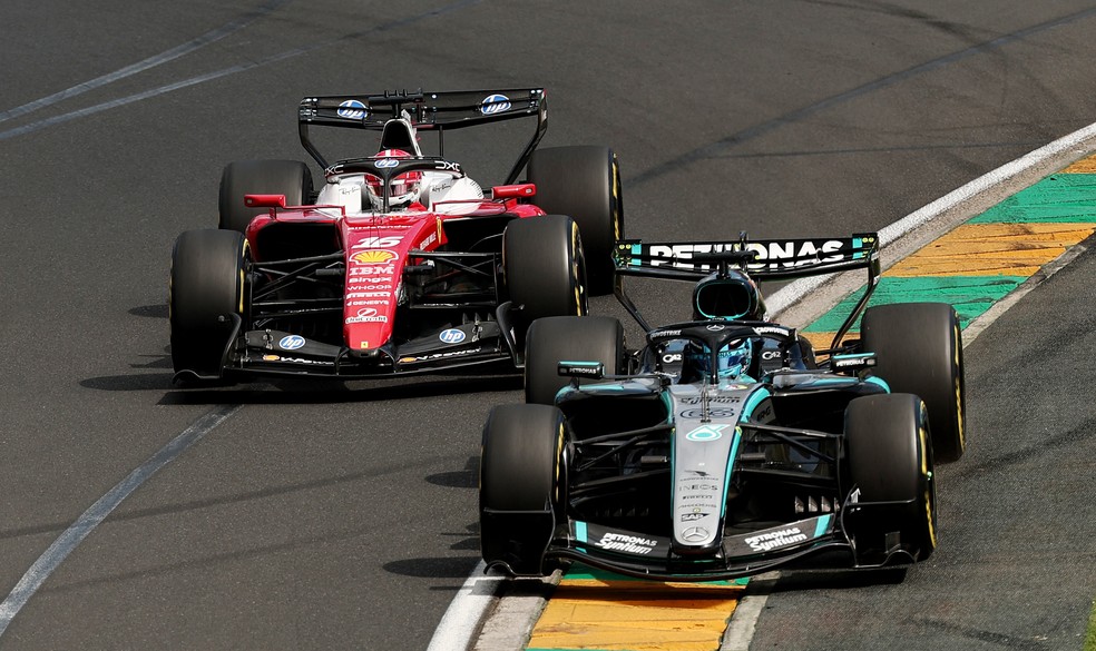 George Russell e Charles Leclerc duelam pela liderança no GP da Austrália — Foto: Mark Peterson/Reuters