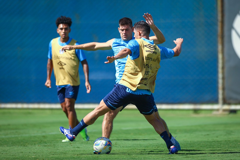 Kannemann e Mayk em treino do Grêmio, no CT Luiz Carvalho — Foto: Morgana Schuh/Grêmio FBPA