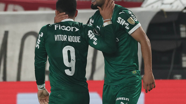 Vitor Roque e Flaco López comemoram na goleada do Palmeiras