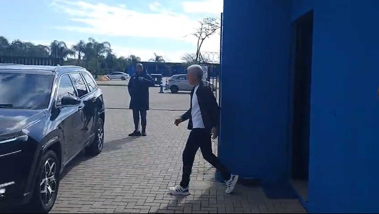 Demitido do Grêmio, Luís Castro se manifesta ao deixar CT; veja