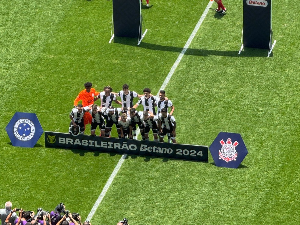 Corinthians perfilado contra o Cruzeiro — Foto: Emilio Botta
