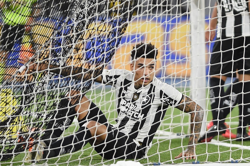 Caiu nas redes... Igor Jesus perde chance em Botafogo x Vitória — Foto: Alexandre Durão