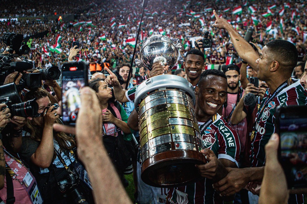 Arias, do Fluminense, com a taça da Libertadores de 2023 — Foto: LUCAS MERÇON / FLUMINENSE F.C.
