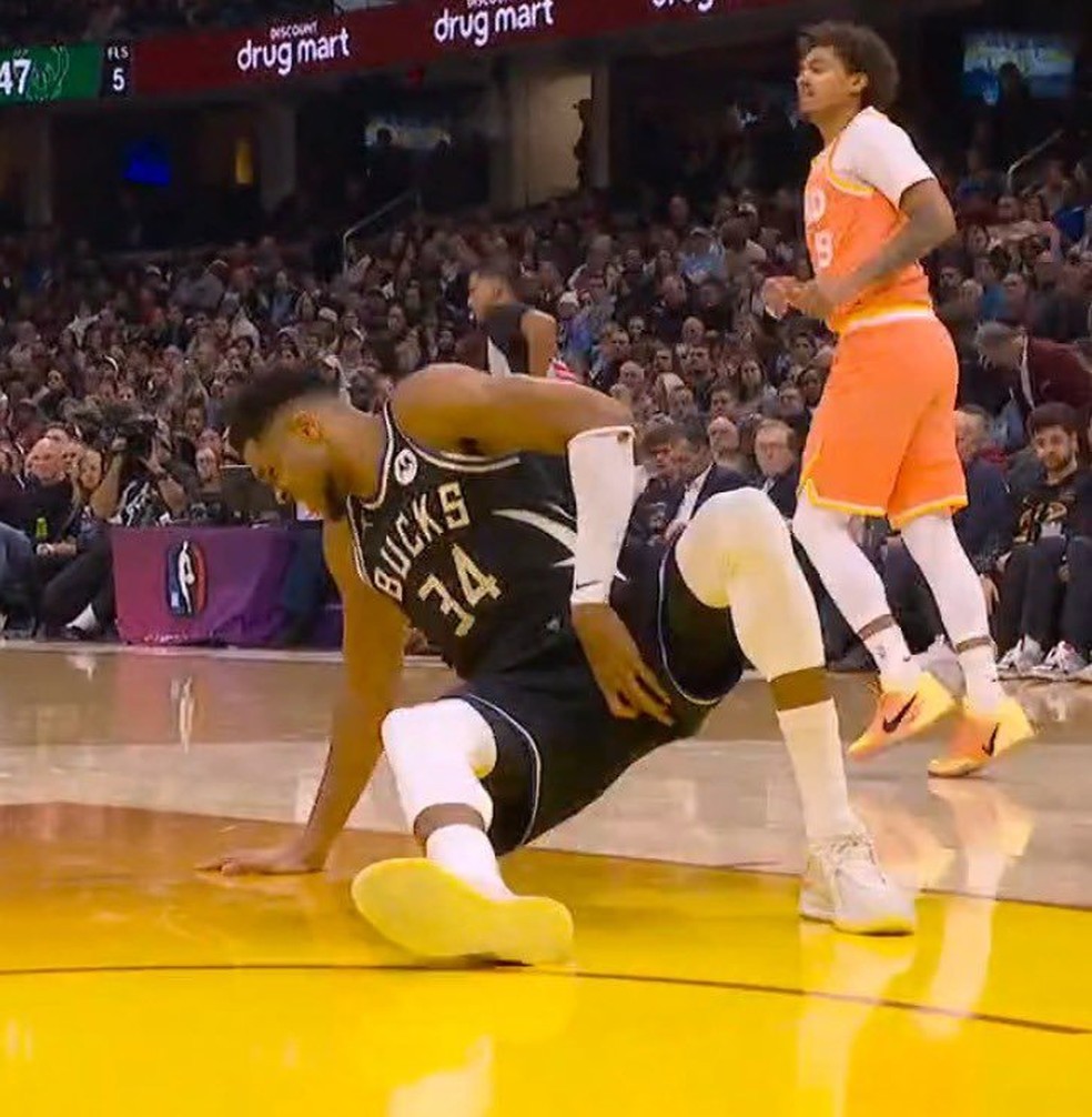 Antetokounmpo sente lesão em jogo dos Bucks — Foto: Reprodução/X