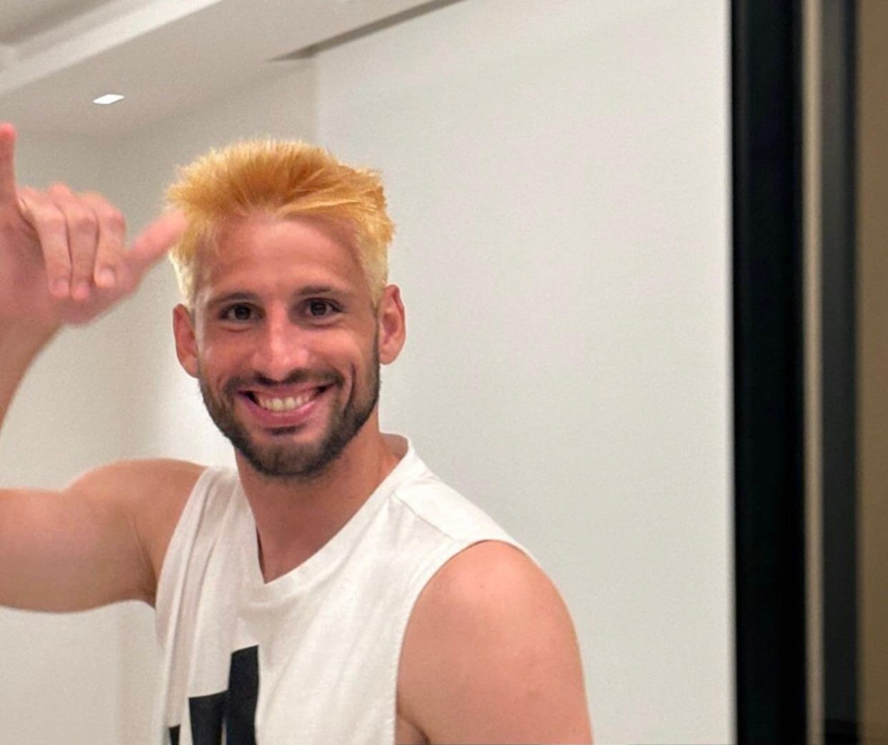 Calleri descoloriu o cabelo e apareceu com o novo visual no treino de sexta — Foto: Reprodução