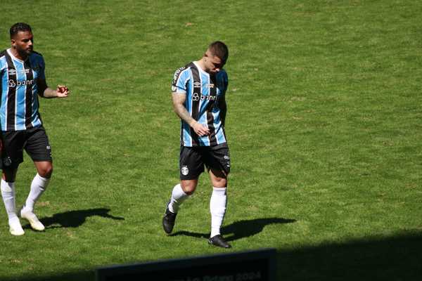 João Pedro questiona pênaltis e justifica recuo do Grêmio em virada.