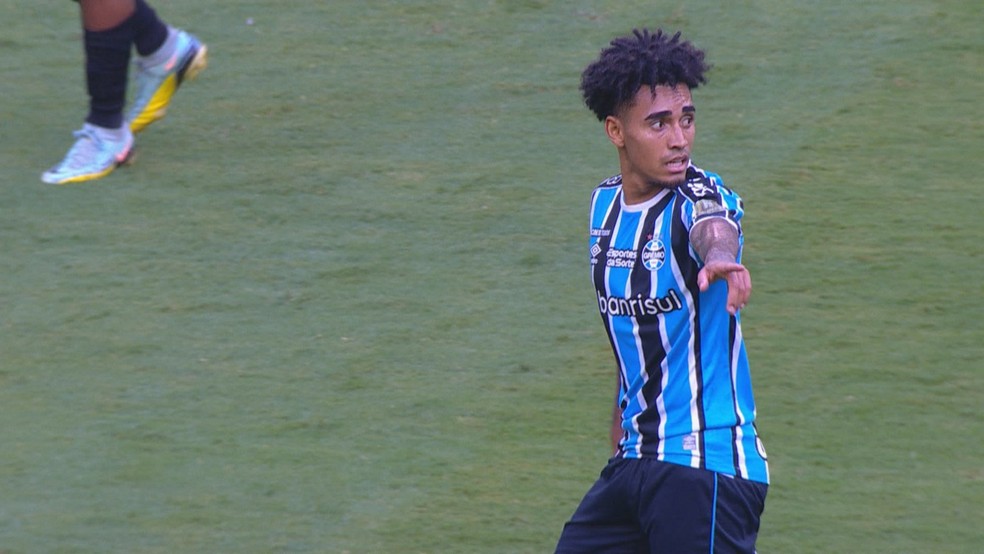 Du Queiroz, volante do Grêmio — Foto: Reprodução/RBSTV