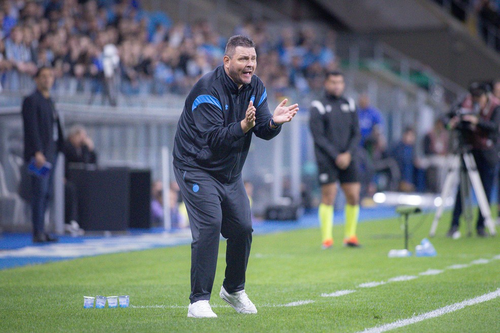 Técnico interino do Grêmio em jogo contra Botafogo — Foto: Maxi Franzoi/AGIF