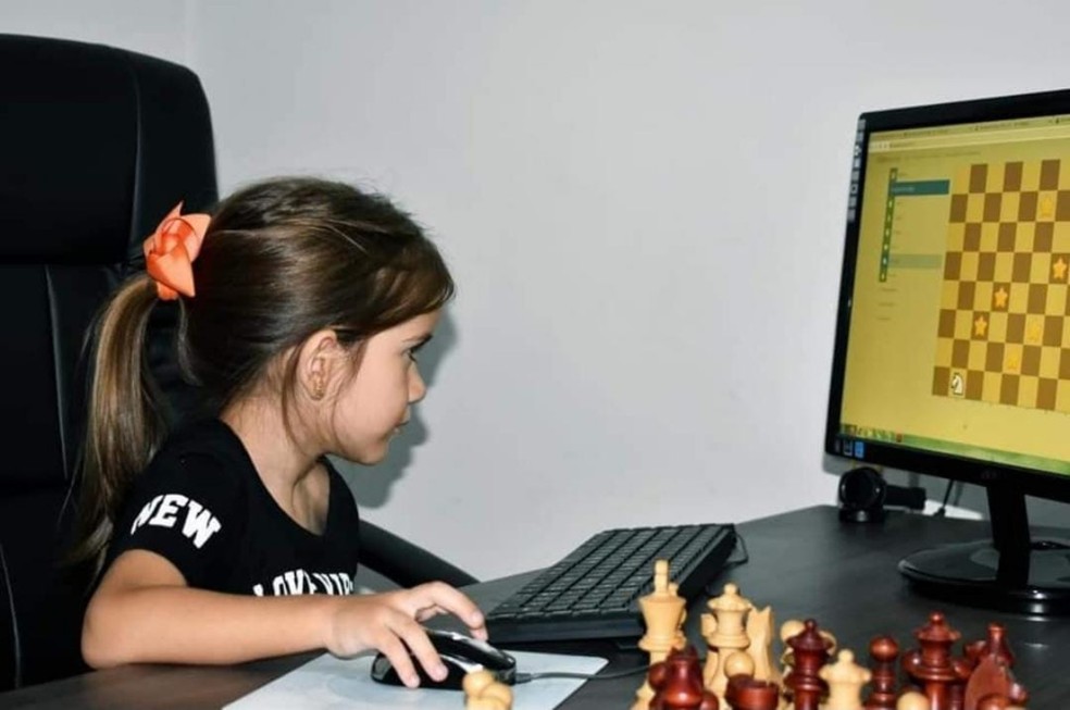 Hexacampeã, atleta mirim se prepara para Mundial de Xadrez