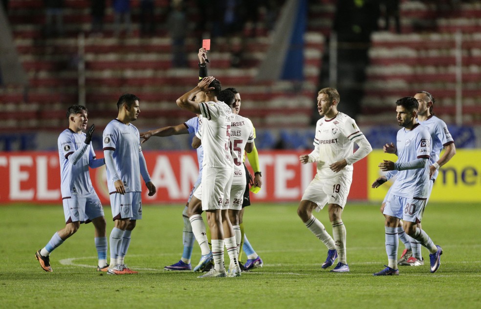 Bernal é expulso em Bolívar x Fluminense — Foto: Reuters