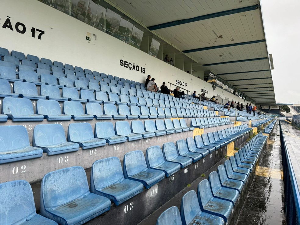 Estádio Anacleto Campanella recebeu apenas 145 pagantes para São Caetano x Sertãozinho  — Foto: Emilio Botta