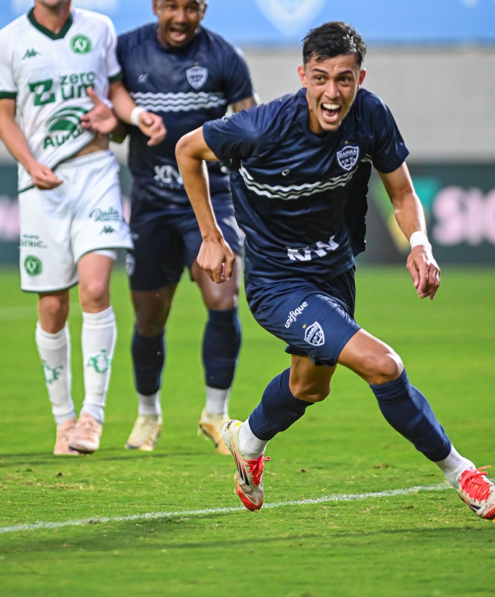 Bernabé comemorando gol pelo Barra na final do Catarinense contra a Chapecoense — Foto: Tiago Winter / Barra FC