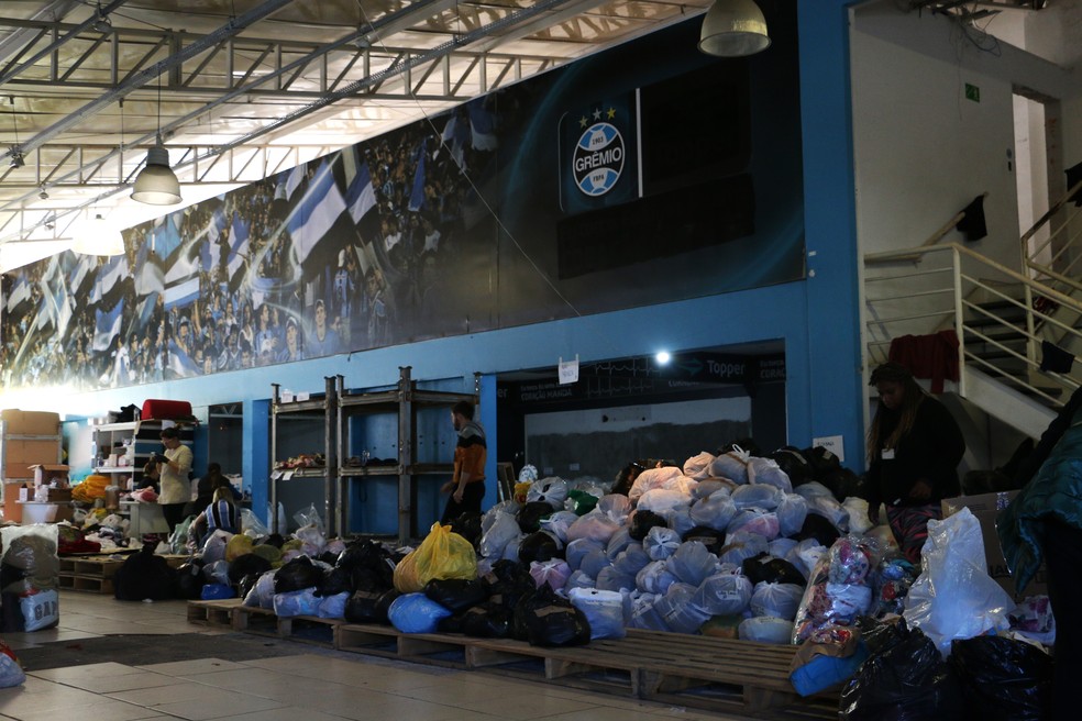 Estruturas do estádio Olímpico, do Grêmio, recebe doações para atingidos pelas enchentes — Foto: João Victor Teixeira