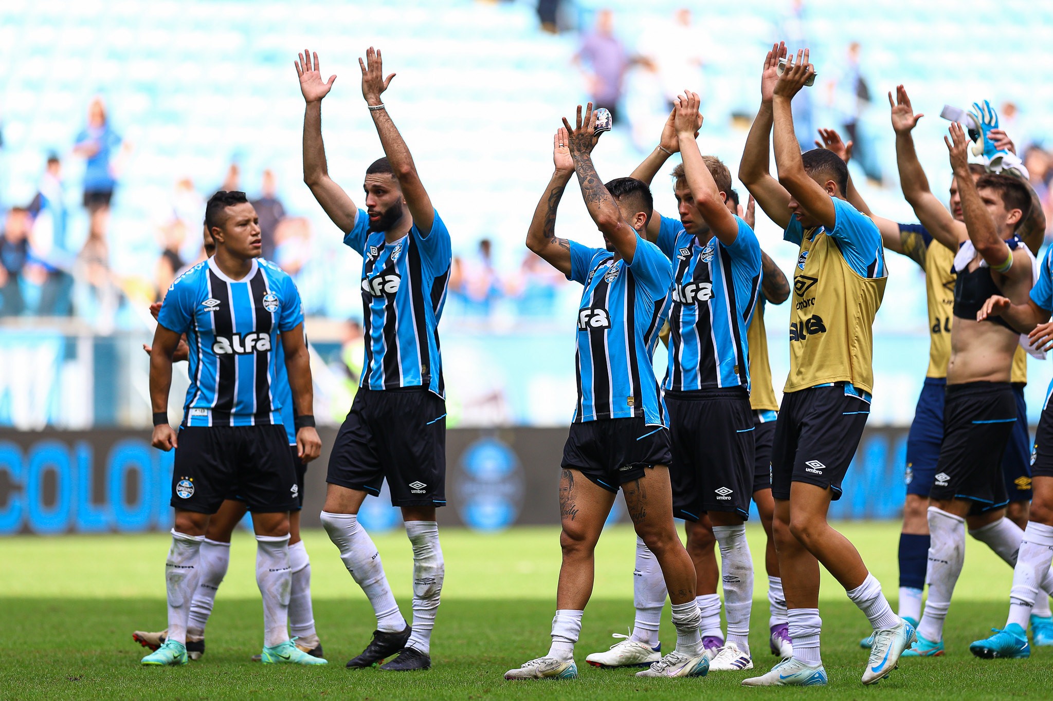 Grêmio supera adversidades e conquista vitória suada contra o Bahia