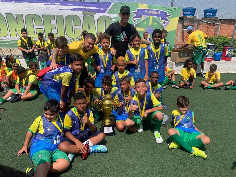 Esteves (de amarelo) participa de entrega de troféu em projeto social em Osasco — Foto: Divulgação