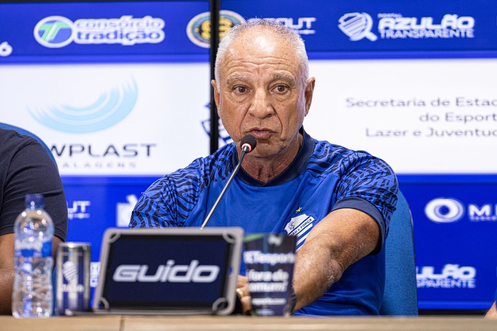 Márcio Fernandes vai fazer o segundo jogo no comando do CSA — Foto: Allan Max/CSA