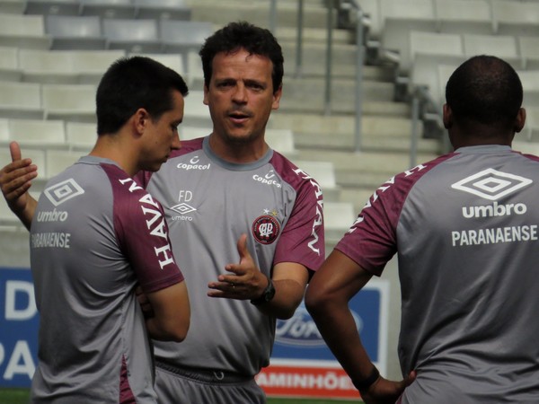 Athletico estuda Eduardo Barros com prazo até a Libertadores para