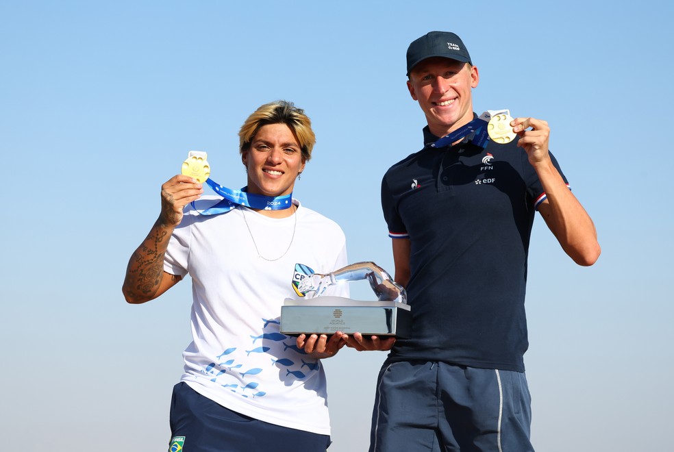 Ana Marcela e Marc-Antoine Olivier, campeões do Circuito Mundial de águas abertas — Foto: Getty Images