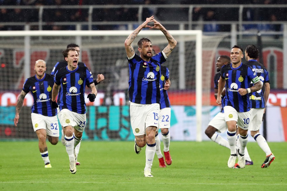 Acerbi comemora o gol marcado pela Inter de Milão contra o Milan — Foto: Getty Images