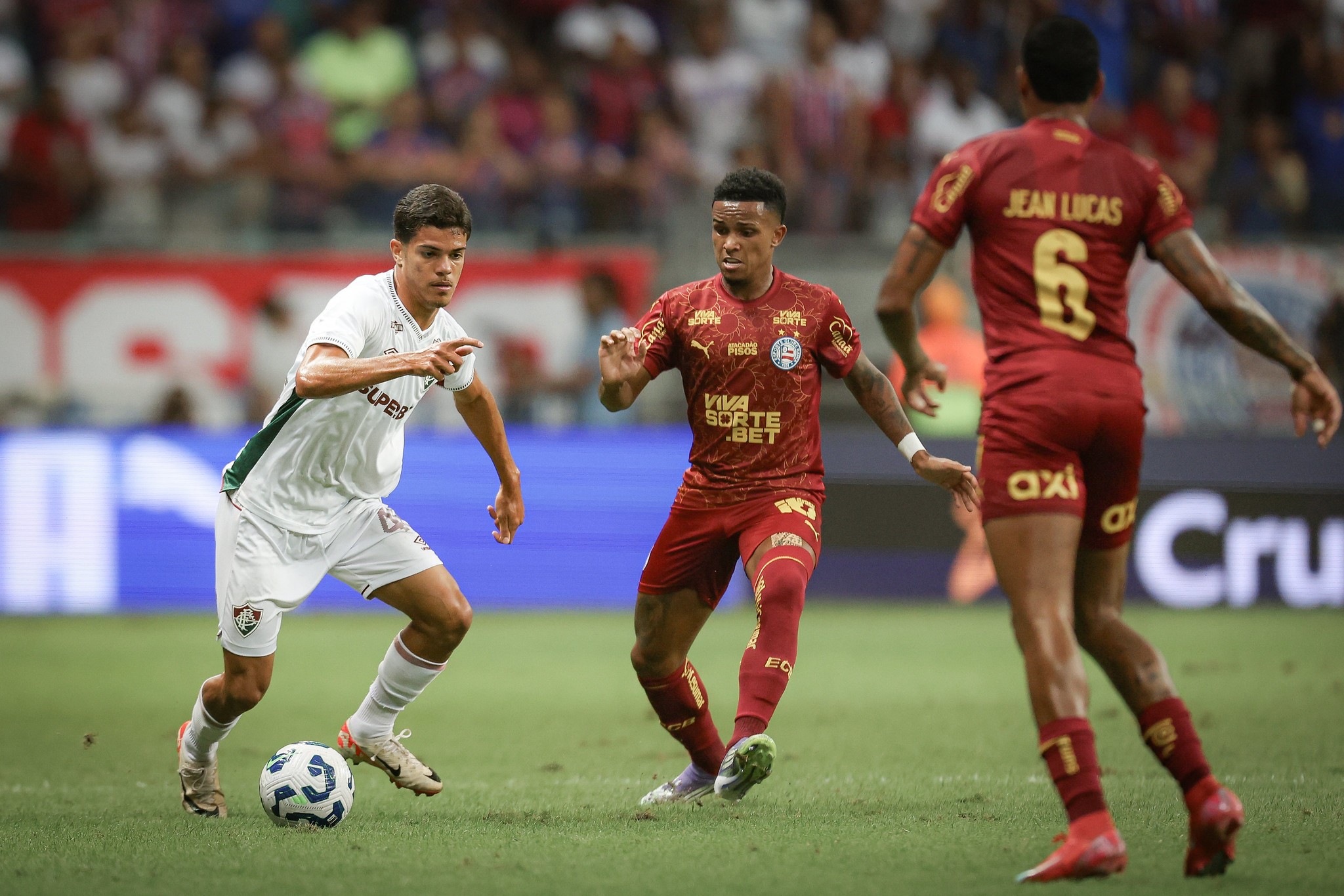 Artilheiro na base, Júlio Fidelis rouba a cena com jogo ofensivo e ganha pontos no Fluminense