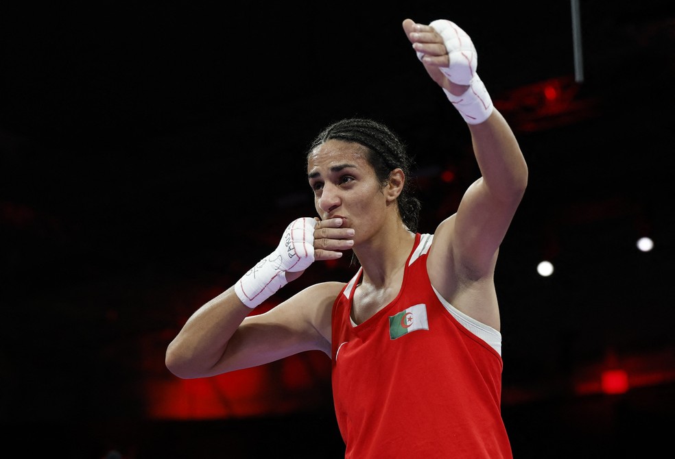 Imane Khelif agradece o apoio da torcida argelina nas quartas de final do boxe nas Olimpíadas de Paris 2024 — Foto: REUTERS/Peter Cziborra