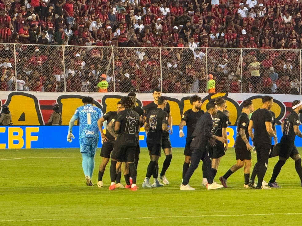 Hugo Souza foi consolodado pelos jogadores em Vitória x Corinthians — Foto: Emilio Botta
