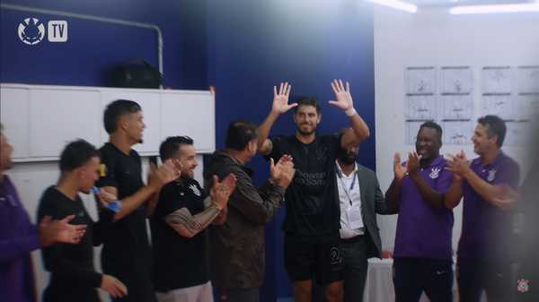 Vestiário do Corinthians celebra vitória com Rodrigo Raul ovacionado e discurso de Romero.