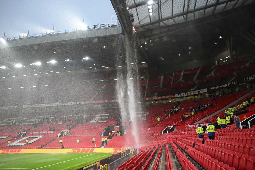 &Aacute;gua cai no est&aacute;dio Old Trafford, do Manchester United, ap&oacute;s forte chuva &mdash; Foto: Getty Images