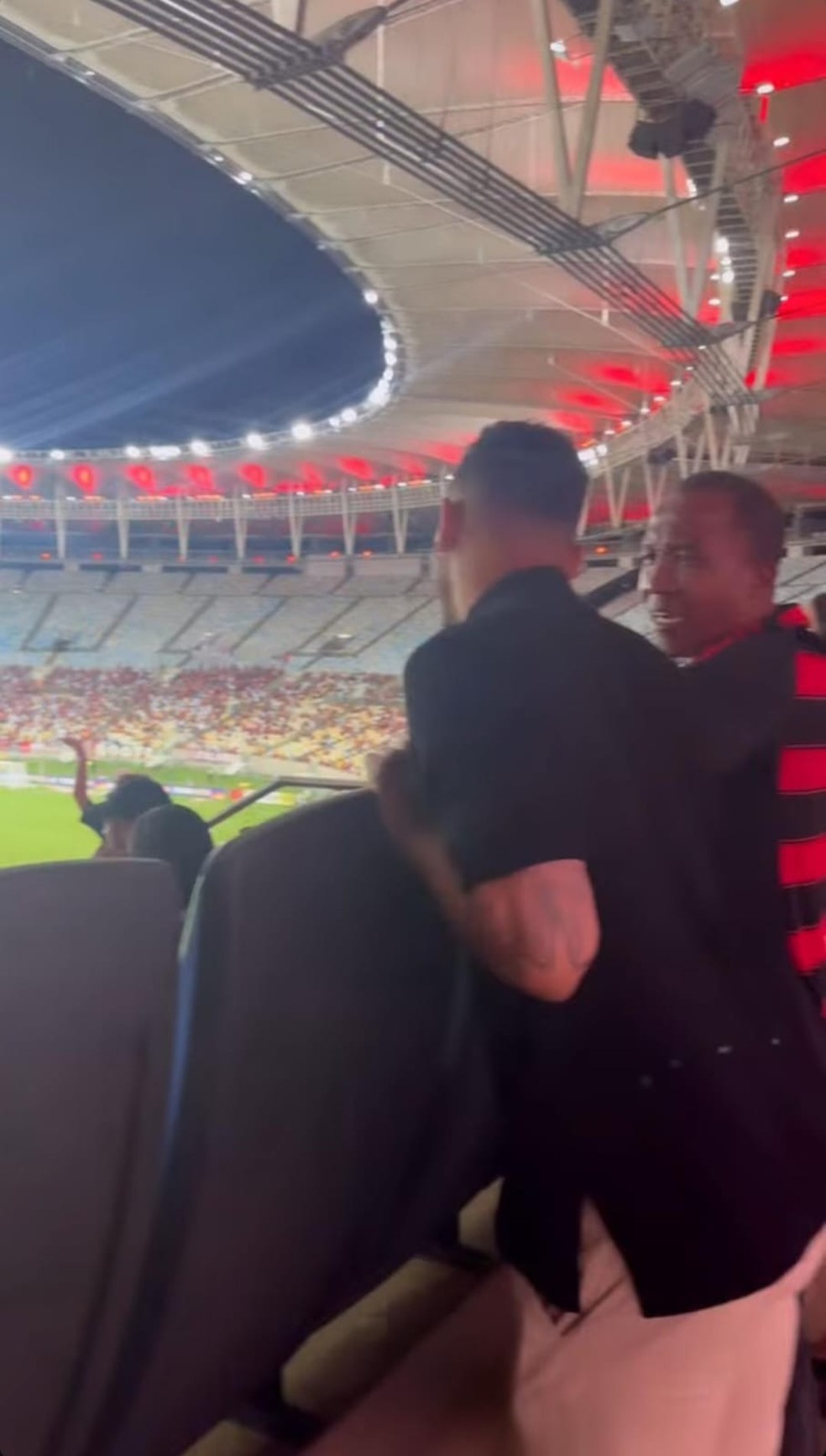 Danilo ao lado do pai durante Flamengo x Sampaio Corrêa
