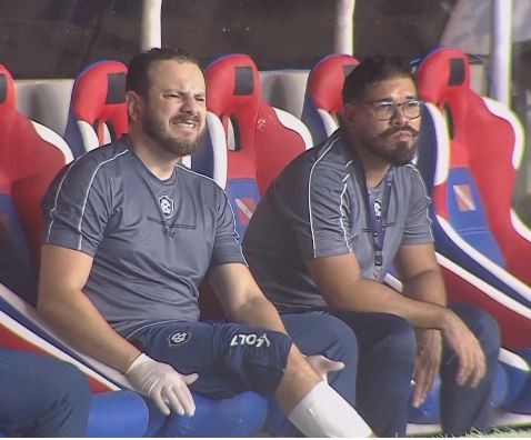 Médico do Remo sente lesão em atendimento em jogo contra o Palmeiras e precisa ser substituído 