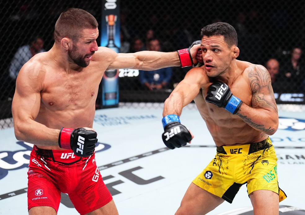 Mateusz Gamrot acerta golpe em Rafael dos Anjos no UFC 299  Foto: Chris Unger/Zuffa LLC via Getty Images