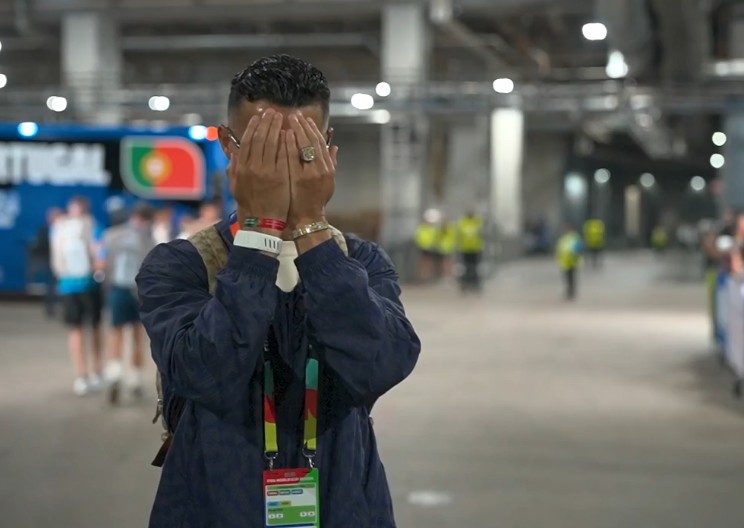 Cristiano Ronaldo chama atenção esbanjando brilho em pulseira e anel antes de encarar a Espanha