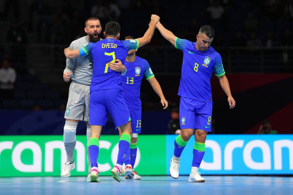 Dyego comemora gol em Brasil x Ucrânia na semifinal da Copa do Mundo de Futsal 2024 — Foto: Getty Images