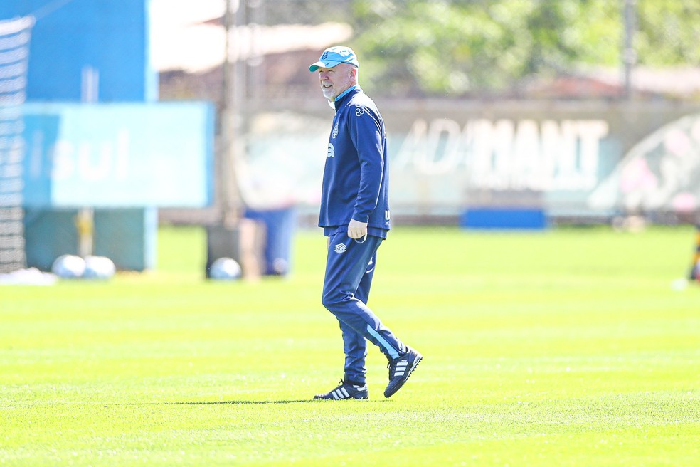Mano Menezes em treino do Grêmio — Foto: Angelo Pieretti / Grêmio FBPA