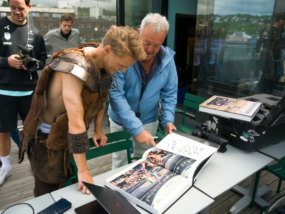 Odegaard aparece no making of da foto oficial da Noruega com tema viking