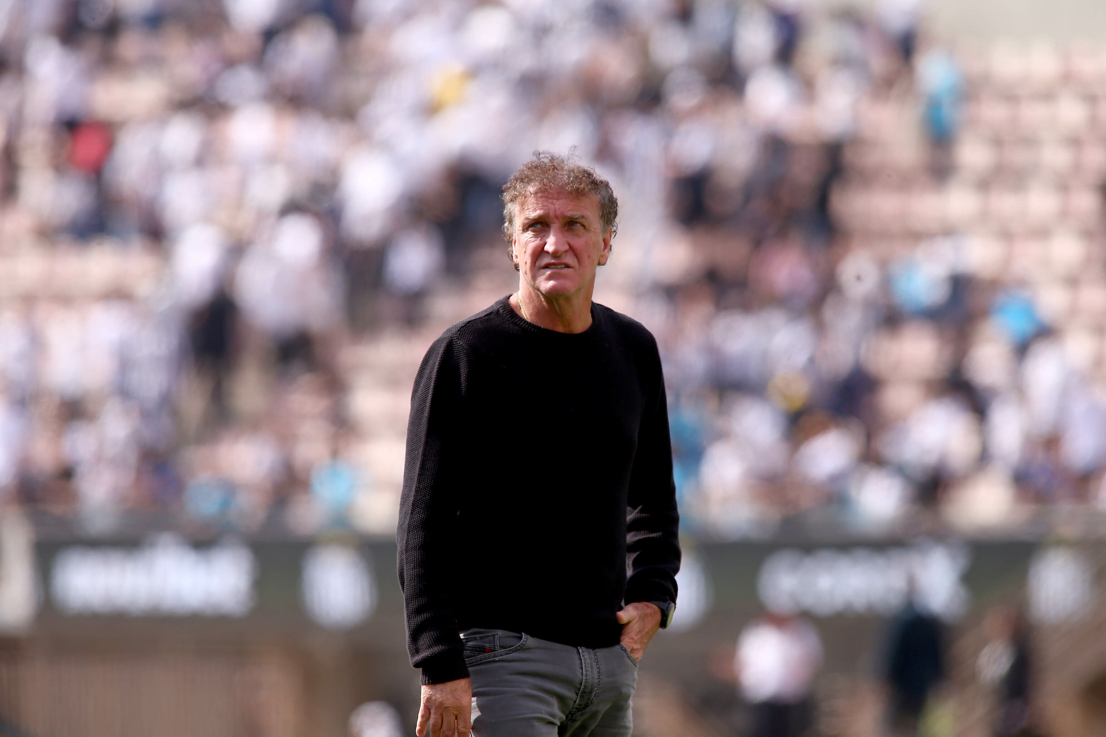Cuca valoriza a base e minimiza chance de contratações no Santos: "Salário em dia é o maior reforço"