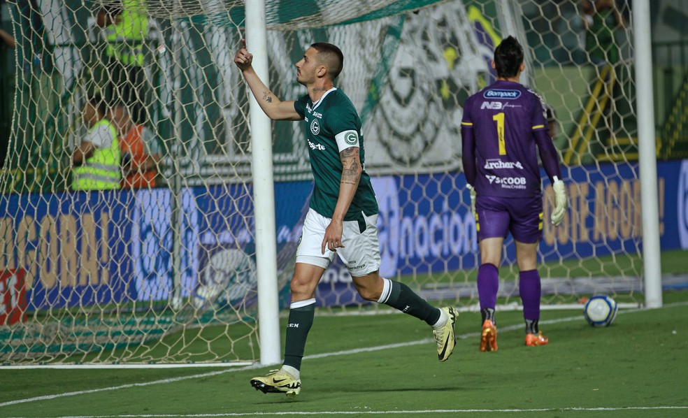 Thiago Galhardo fez três gols contra o Brusque — Foto: Rosiron Rodrigues / Goiás E.C.